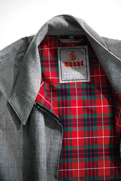 <strong>MARGARET HOWELL｜マーガレット・ハウエル</strong>　2ウェイバッグ各3万3000円<br>パラフィンコーティングにより防汚・防水性のあるコットンキャンバスを使用したポーター別注の2ウェイバッグ。デイリーに使える収納力を備え、サイドジッパーから中身を取り出せるなど、機能性も十分。ランウェイのモデルのように、手持ちでもさまになる絶妙なサイズ