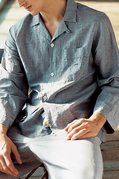 <strong>MARGARET HOWELL｜マーガレット・ハウエル</strong>　ニット2万9000円、Tシャツ1万4000円、トラウザーズ2万1000円、ベルト1万6000円、靴7万9000円