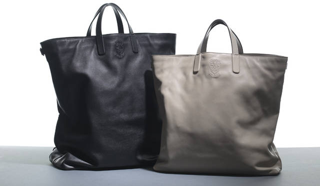 左から バックパック 45万9900円[W42×H50×D16cm]、38万8500円[W39×H40×D12cm]　※記載はトート時のサイズ