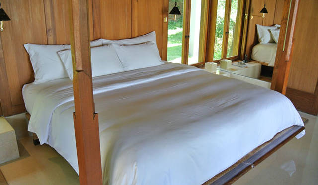 <strong>Amanresorts｜アマンリゾーツ</strong>　「アマンキラ（Amankila）」　ベッドの寝心地の良さも特筆に値する