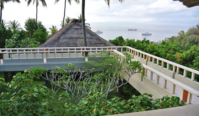 <strong>Amanresorts｜アマンリゾーツ</strong>　「アマンキラ（Amankila）」　ゲストルームを繋ぐ高床式の石の空中回廊