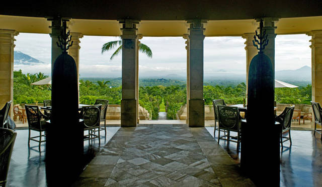 <strong>Amanresorts｜アマンリゾーツ</strong>　「アマンジウォ（Amanjiwo）」　View of Borobudur　© Amanresorts