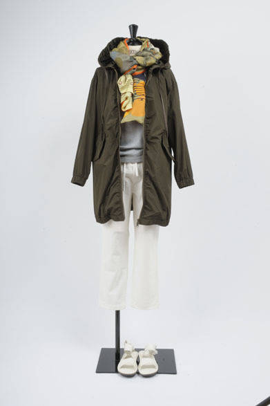 コート4万7000円（HARRISS GRACE）、カットソー7000円（HARRISS GRACE）、パンツ1万7000円（HARRISS GRACE）、ストール4万円（Pierre-Louis Mascia）、サンダル3万9000円（trippen）　※すべて税抜価格