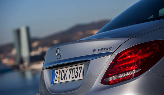 左側には「C 250」、右側には「BLUETEC」のバッジがそなわる