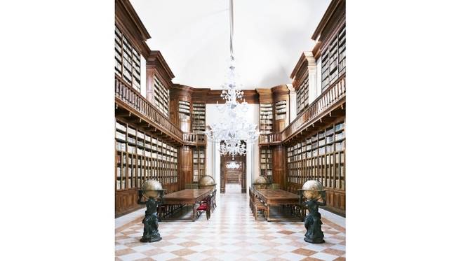 <strong>ART｜ドイツ人写真家カンディダ・へーファーの個展</strong>　Candida HöferBiblioteca Teresiana Mantova I 2010