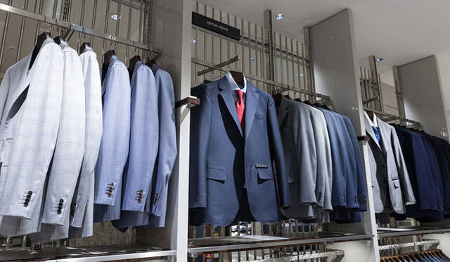 <strong>ISETAN MEN’S｜伊勢丹</strong>　5階ビジネスクロージングフロア<br />伊勢丹のプライベートブランド「イセタンメンズ」は7万6000円が中心という、高いコストパフォーマンスとグレード感を実現