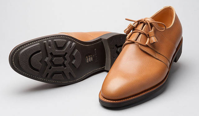 モデル「SADDLE」（カラー：Ardilla、素材：Buffalo）ジョンロブ福岡岩田屋店