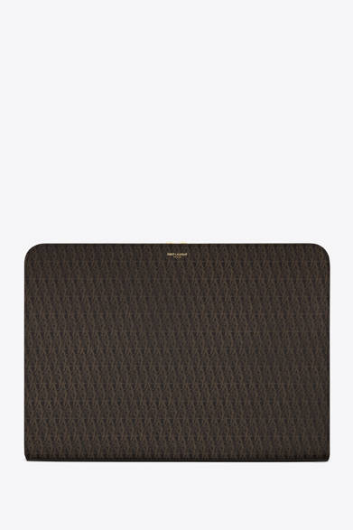 <strong>SAINT LAURENT｜新トラベルライン「MONOGRAM」登場 </strong>　クラシック モノグラム コンピューター ケース 7万3000円
