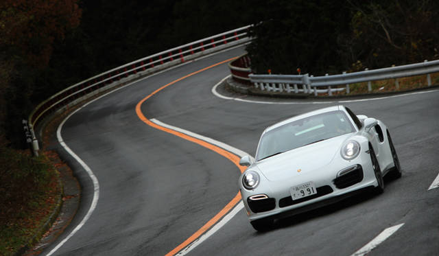 0-100km/h加速3.1秒の猛ダッシュを可能とする560psのエンジンパワーはときに恐怖感を覚えるほどの動力性能を示す