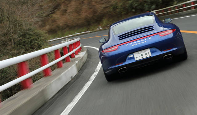 4WDシステムを装備する“素”の911 カレラ 4