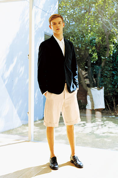 Tone-on-tone Colour Coordination<br />「ベーシックでクリーンな印象のジャケットを脱いだときに“全身白”となり、印象ががらりと変わるのを狙いました。麻素材のジャケットとショーツのボリューム感が、新鮮な感じをあたえます」<br />ジャケット4万3000円、シャツ2万9000円、ショーツ3万3000円、靴7万7000円（すべてマーガレット・ハウエル）