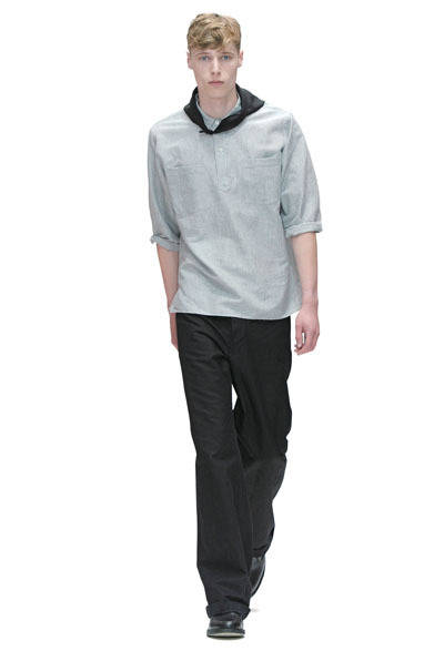 Look from Runway（2）<br />「かっちりとシャツを着ているのに、空気を纏っている感じが好きですね。このスカーフは買おうかな。マーガレット・ハウエルはワークをモダンに見せるのが抜群にうまいです」