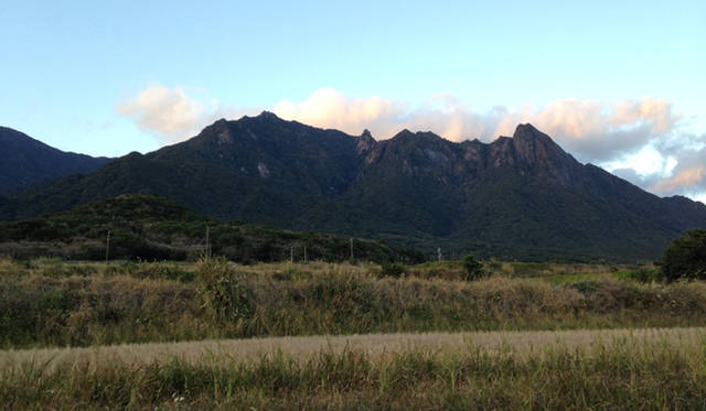 九州最高峰の宮之浦岳（1936m）を中心にいくつもの高い山が聳つ、別名「洋上のアルプス」とも謳われる屋久島