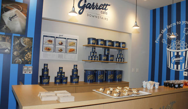 ラテアート世界チャンピオンが監修するドリンクを提供する「DOWNSTAIRS COFFEE」と、アメリカ・シカゴ生まれの老舗ポップコーン・ブランド「ギャレット ポップコーンショップス」のコラボ店舗。す。グルメなポップコーンをベースとした、パフェやアイスクリーム等のスイーツや軽食が提供される