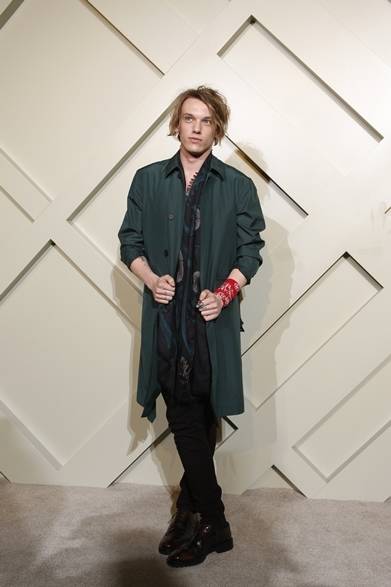 <strong>BURBERRY｜上海旗艦店のオープニングイベント開催</strong>　ジェイミー・キャンベル・バウアー