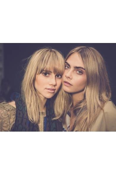 <strong>BURBERRY｜上海旗艦店のオープニングイベント開催</strong>　（左より）スキ・ウォーターハウス、カーラ・デルヴィーニュ