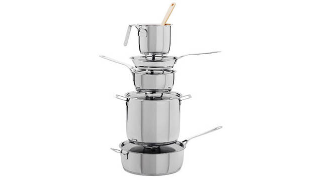 ジャスパー・モリソンがデザインした、シンプルなデザインとリーズナブルな価格で人気のお鍋シリーズ「Pot & Pans」。ステンレス製で底は3層構造で保温性に優れ、両手鍋の内側にメモリがついていたり、蓋にスチャチュラが置けるようになっているなど機能的。4000円～3万円（税抜）
