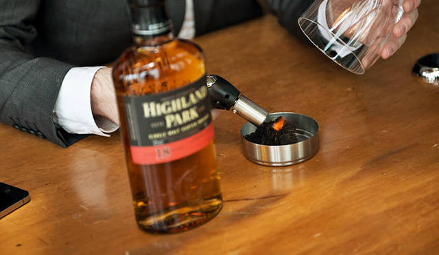<strong>HIGHLAND PARK｜ハイランドパーク</strong>　カークウォール蒸留所から持参したというピートに火をつけた