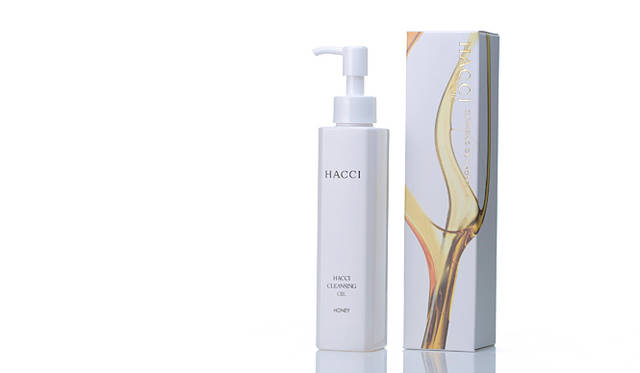 <strong>HACCI｜ハッチ</strong>　はちみつ配合量を10倍に、保湿力と抗酸化力をさらに強化してリニューアル。少量でも触れるだけで素早く汚れを分解させ、洗い上がりもしっとり。厳選の95パーセント以上植物由来成分配合。「クレンジングオイル ハニー」（150ml）3780円（税込）