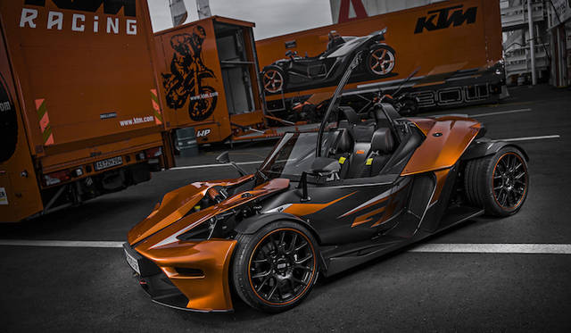オーストリアが誇る世界的なオートバイメーカー、KTMが2007年に開発したスポーツカー「X-BOW」。今回、通常のX-BOWにウェザープロテクションを持たせ、その名のごとく長距離ツーリングにも乗って出られるモデルとして企画された最新グレード「KTM X-BOW GT」に、嶋田智之氏が試乗した