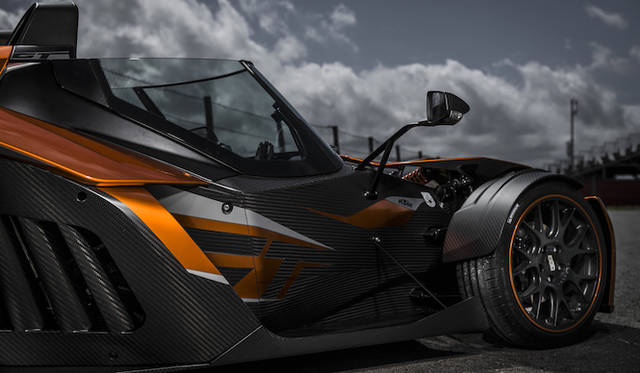 ドアどころかフロントウインドーさえ持たない通常のX-BOWではスパルタン過ぎる。そこでフロントウインドーと跳ね上げ式のサイドウインドーをそなえ、100km/hのスピードにまで耐えられる簡易型ソフトトップが用意されたのが、この“GT”だ