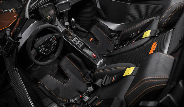まるでフォーミュラカーのようなレイアウトをもつ、KTM X-BOW GTのコクピット
