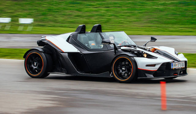 ショート＆ワイドのKTM X-BOW GT。今やスポーツカーでも常識になっているABSだとかトラクションコントロールのような電子デバイスは何ひとつそなわっていないが、この人車一体感はやっぱり堪らない。走りの切れの良さと天井知らずの楽しさ、刺激のキツさは、窓のあるなしに関わらず強烈なのだ