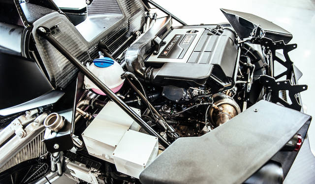 ミドにマウントされる1,984cc直4ターボエンジンは、285hp/6,400rpmと42.8kgm/3,200rpmを発揮。パワーウエイトレシオは2.97kg/hpである。これは525psの5.2リッターV10を搭載するアウディR8と、ほぼおなじ数値だ