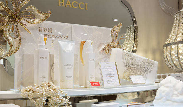 <strong>HACCI｜ハッチ</strong>　HACCI三越銀座店