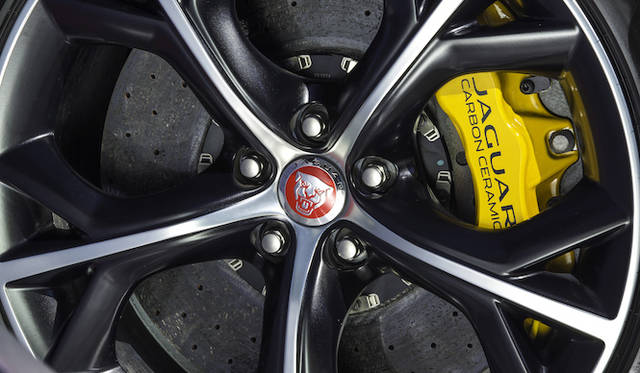 550psの2シータースポーツを意のままに操るのに必要なアイテムとして、ジャガーブランドとして初採用となったカーボンセラミックマトリックブレーキ