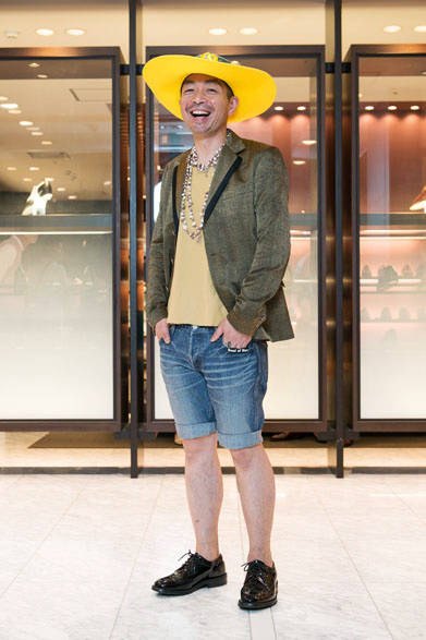47歳・自由業。靴はトリッカーズで、ショーツは古着のリメイク。コーディネイトポイントは「珍しい“ベースボールモチーフのハット”」