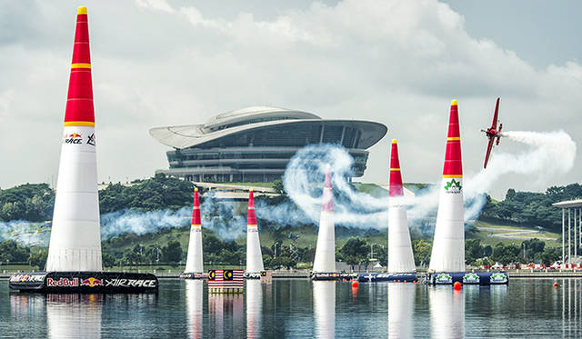 「SMOKE ON」はレース開始の合図であり、機体の軌道はスモークによって確認することができる。残るスモークの形から、機体の躍動感がおわかりいただけるだろう。パイロットはピート・マクロード（カナダ）<br />Photographs by Predrag Vuckovic/Red Bull Content Pool