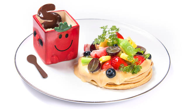 <strong>「SUNDAY JAM × MR. MEN LITTLE MISS CAFE(サンデージャム×ミスターメン リトルミス カフェ)」</strong><br>MR.STRONGのフルーツカスタードパンケーキ1814円　© 2014 THOIP