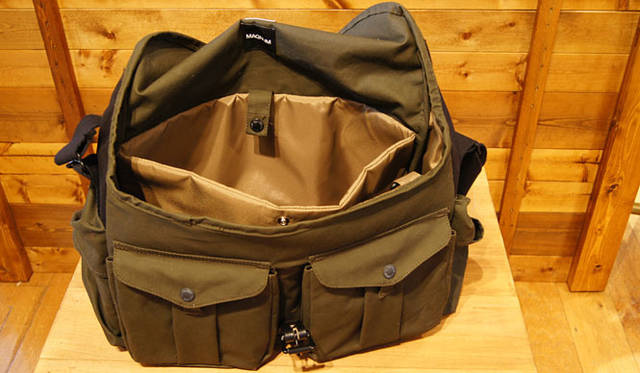 <strong>FILSON｜フィルソン</strong>　FILSON+MAGNUM PHOTOS「Harvey Messenger Bag（ハービー メッセンジャー バッグ）」［W39×H30×D10cm］4万4500円