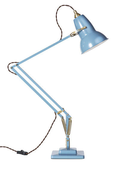 「英国を代表する10のデザイン」としてロイヤルメールの記念切手にも選ばれたデスクランプ「ANGLEPOISE ORIGINAL1227 BRASS DESK LAMP」。パーツの部分に真鍮を使い、あらたな3色で展開する新モデルは、ザ・コンランショップ先行予約品（2014年秋頃発売・受注品）。5万2000円