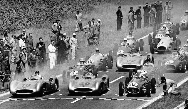 1954年のフランスGPでのひとコマ。メルセデス・ベンツ「W196 R」の2台の横に、マセラティの250Fがスターティンググリッドにつく