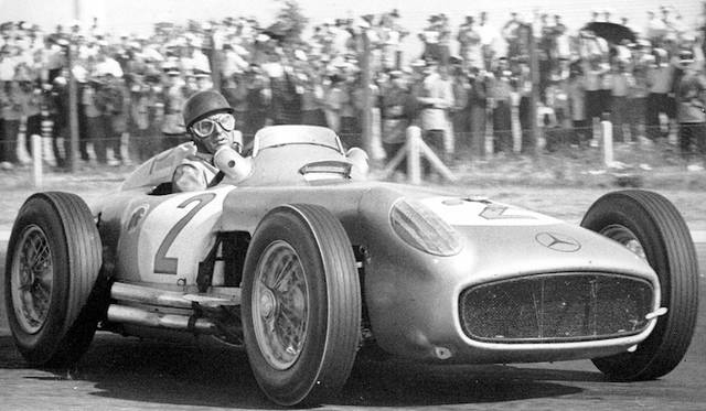 1955年のアルゼンチンGPで優勝したファン・マヌエル・ファンジオ氏。ドライブしたクルマはメルセデス・ベンツ「W196 R」だった
