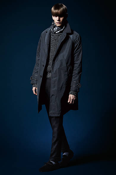 <strong>TOM FORD（トム フォード）</strong>　コート36万7200円、セーター23万7600円、パンツ14万400円、ストール11万8800円、シューズ12万9600円（トム フォード／阪急メンズ東京3階）