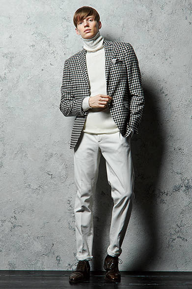 <strong>ETRO（エトロ）</strong>　ジャケット19万7640円、セーター14万400円、パンツ5万2920円、チーフ1万6200円、［シューズ参考商品］（エトロ／阪急メンズ東京3階）