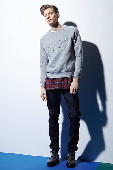 <strong>N°21（ヌメロ ヴェントゥーノ）</strong>　スウェット4万2120円、Tシャツ2万8080円、デニムパンツ3万1320円、［シューズ参考商品］（ヌメロ ヴェントゥーノ／阪急メンズ東京4階「ガラージュ D.エディット」）