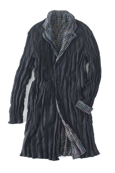 <strong>ISSEY MIYAKE MEN（イッセイ ミヤケ メン）</strong>　ツイストラッセルリバー9万7200円（イッセイ ミヤケ メン／阪急メンズ東京3階）