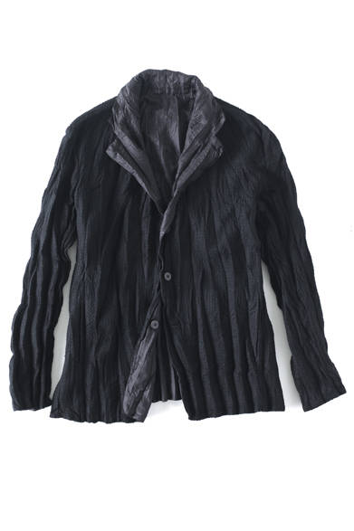 <strong>ISSEY MIYAKE MEN（イッセイ ミヤケ メン）</strong>　ツイストラッセルリバー 8万1000円（イッセイ ミヤケ メン／阪急メンズ東京3階）