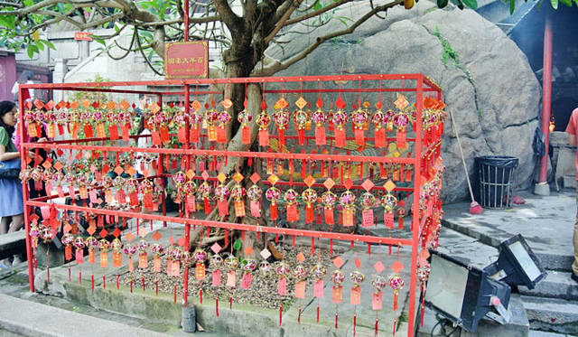 <strong>マカオ</strong>　単一の建築集合体の中に異なる神を祀るさまざまなお堂が存在するのも中国文化ならでは