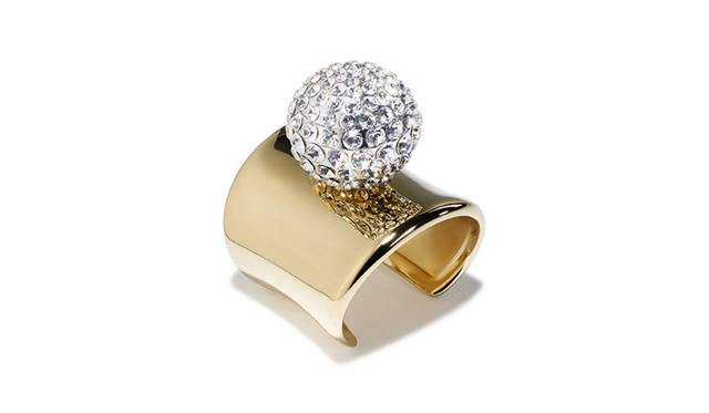 <strong>Roger Vivier｜ランデヴーコレクションのオーダー会開催</strong><br />ブレスレット　22万6000円（税抜予定価格）