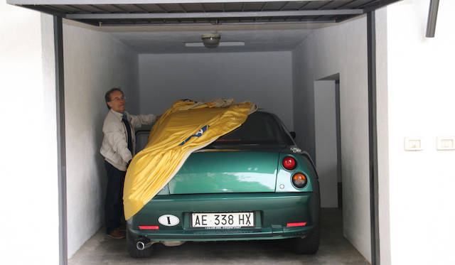 車庫のなかで、さらにカバーをかけるところに、バレストリーニ氏がいかに愛車を大切にしているかがうかがえる