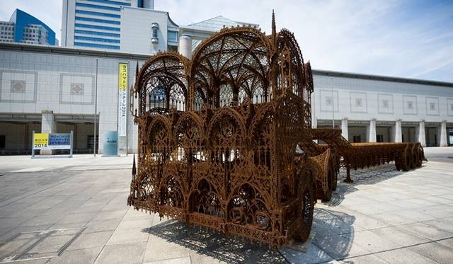 <strong>ART｜3年に1度の現代アートの祭典『ヨコハマトリエンナーレ2014』開幕</strong><br />ヴィム・デルボア《低床トレーラー》 2007 Collection of MONA, Australia 撮影：加藤健 写真提供：横浜トリエンナーレ組織委員会