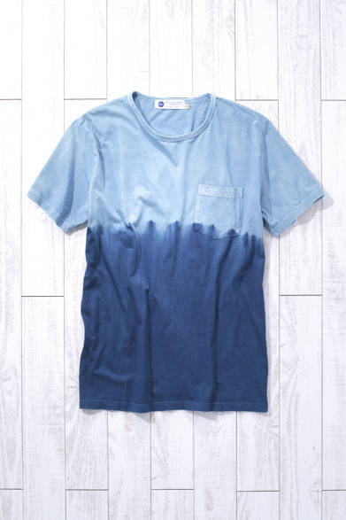 This T-shirt, featuring a trendy bicolor design expressed through indigo dyeing, has a sophisticated feel. The handmade variations, reminiscent of nature, serve as a nice accent. A perfect piece for sunny days. MEN'S | Indigo-dyed T-shirt ¥11,000 (INDUSTRY OF ALL NATIONS)<br />*Tax excluded price