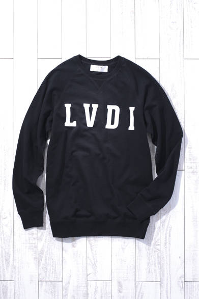 MEN'S | This sweatshirt, featuring a bold brand logo, is made from 100% Australian organic cotton. Raglan sleeves create a smart and relaxed impression. Logo Sweatshirt ¥18,000 (LVDI)<br />*Tax excluded price