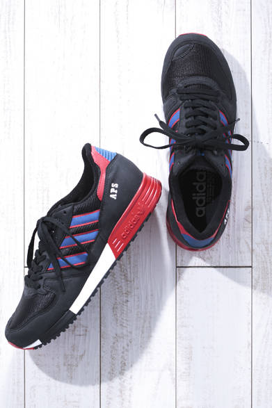 MEN'S | The adidas "APS (Antipronetion and Shock Absorption System)", originally released in 1985 as a high-tech running shoe for everyday wear, has been reissued. The included screw can be inserted into the hole in the heel to adjust the midsole's firmness in four stages. Available exclusively in Japan at JOURNAL STANDARD and "adidas originals shop". APS Sneakers ¥14,000 (adidas)<br />*Tax excluded price