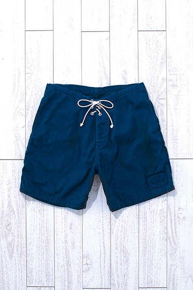 This item is a custom-dyed color based on the classic WALK SHORTS model. It differs from the existing navy and black lines. Available in four sizes (29/30/31/32/33) and two colors. Surf Trunks Navy [JOURNAL STANDARD Exclusive] ¥23,000 (NALUTO TRUNKS)<br />*Tax excluded price